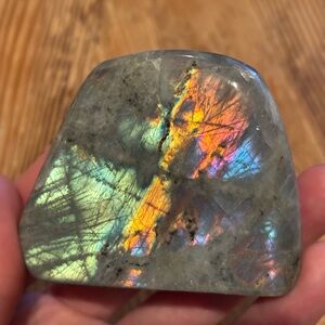 ✨ Flashy Labradorite – High Fire ✨ amazing crystal